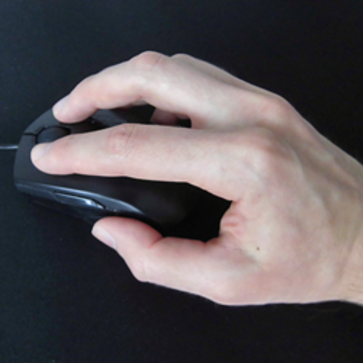 Fingertip grip with a Roccat Pyra mouse