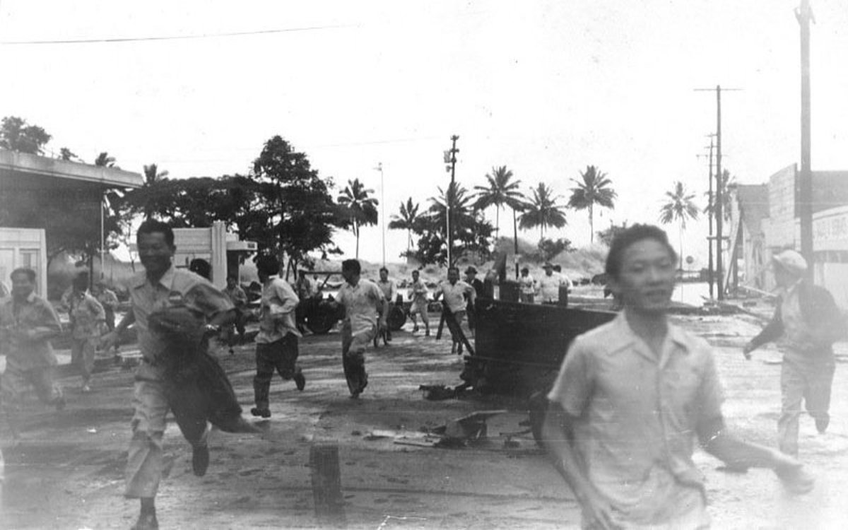 Photograph courtesy of the Pacific Tsunami Museum in Hilo, Hawai`i People run from an approaching tsunami in Hilo, Hawai'i, on 1 April 1946; note the wave just left of the man's head in right center of image.