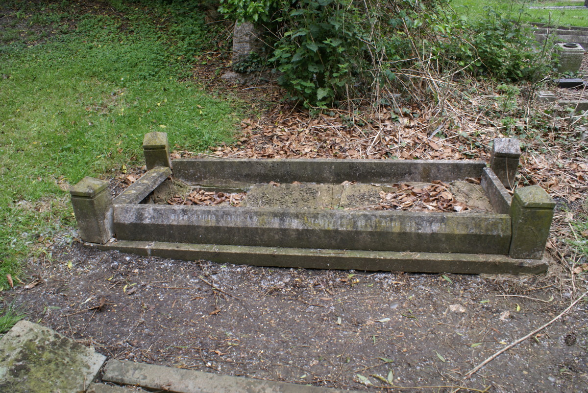 (?)ert John Layton and Emma Jane Layton buried in St. Peter and St. Paul's Church, Newport Pagnell 