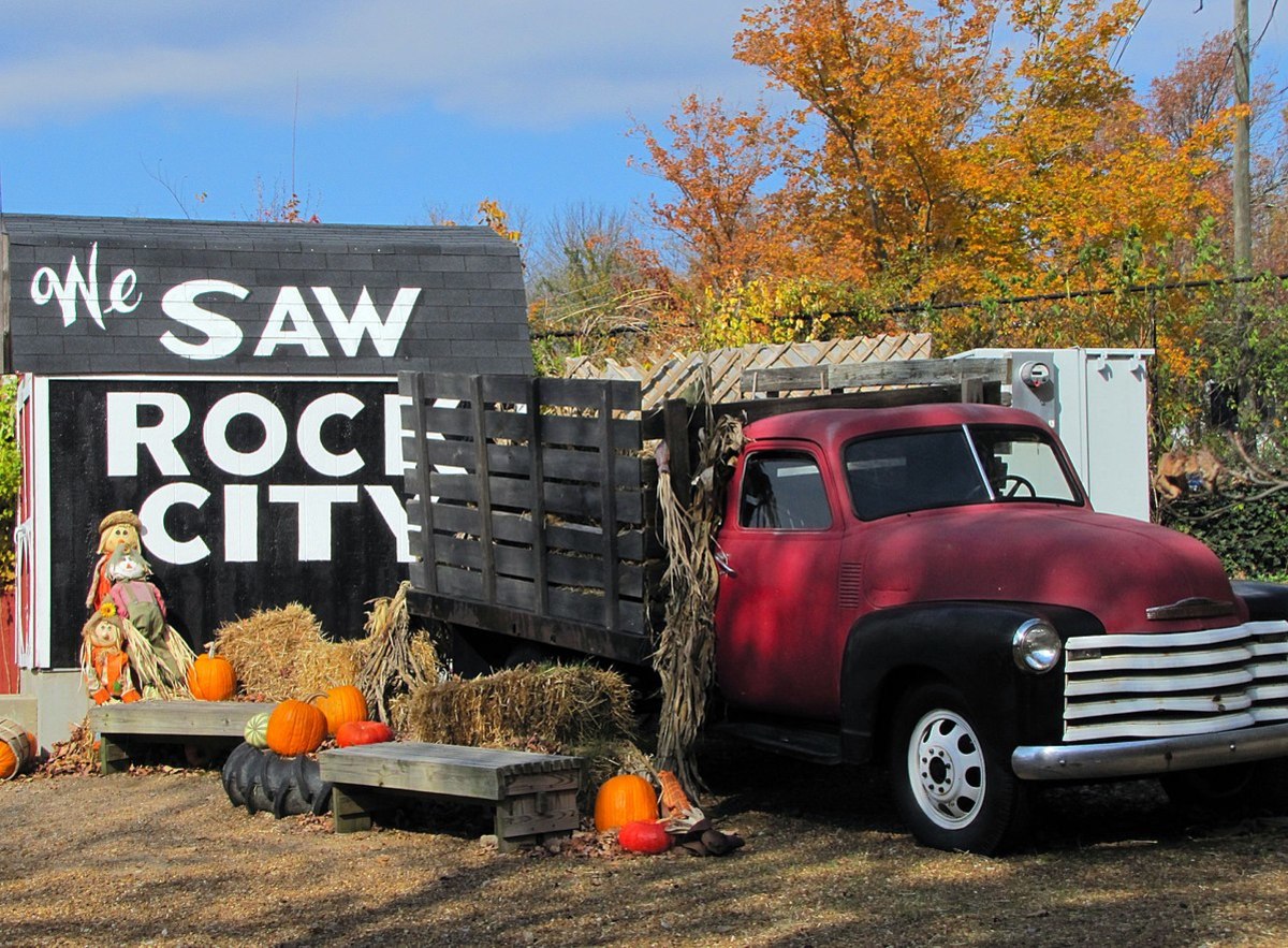 Titans, See Rock City Partner to Restore Historic East Tennessee Barns