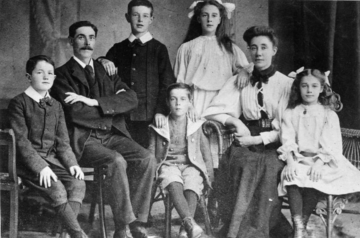 The Goodwin family. From left to right: William, Frederick, Charles, Lillian, Augusta, Jessie. At the center is Harold. Sidney is not present.