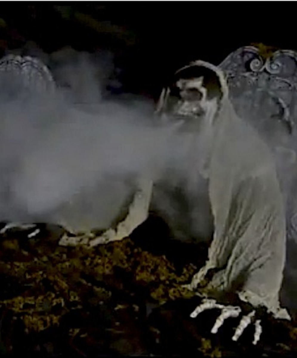 spooky-animated-foggers-and-fog-machines-for-halloween