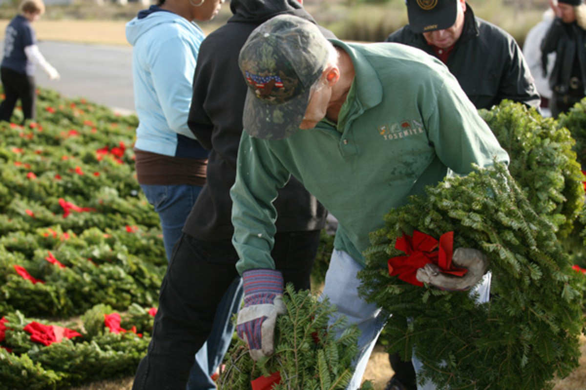 wreaths-across-america-honors-and-remembers-veterans-at-christmas