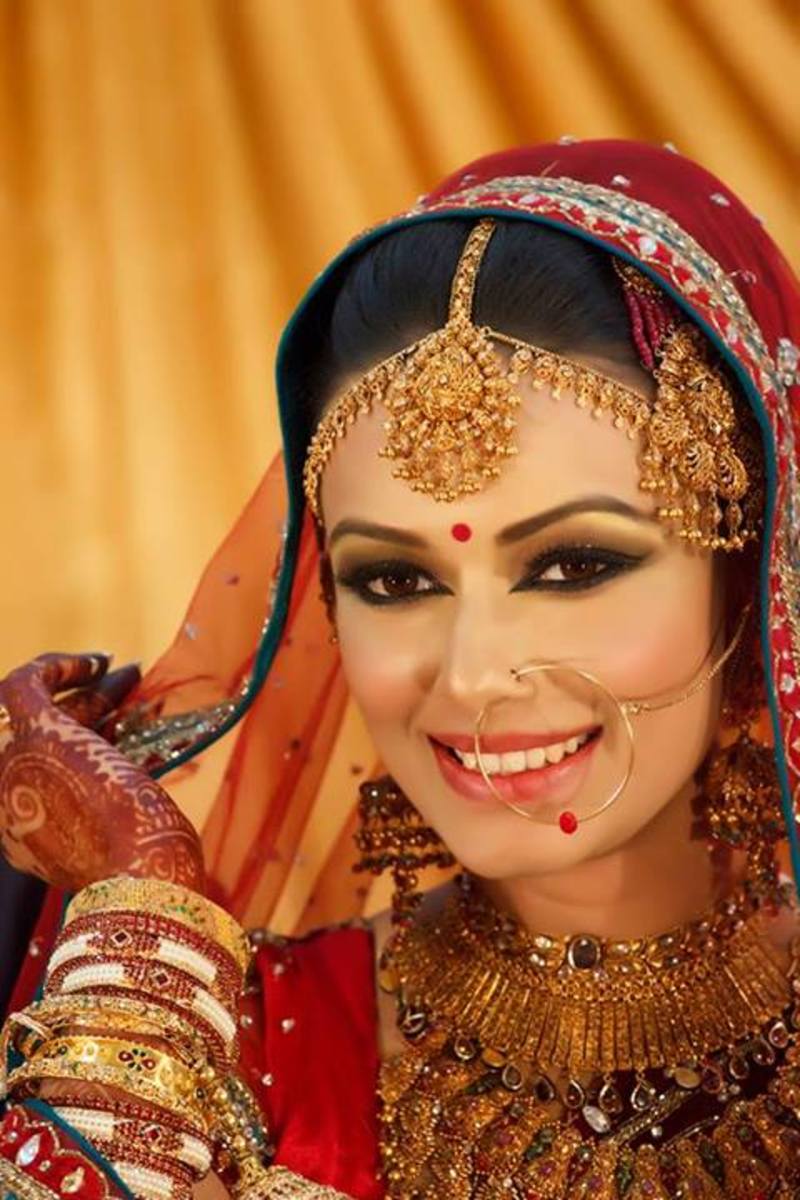Farzana Shakil's bridal makeover. Smooth skin and beautiful eyes. 