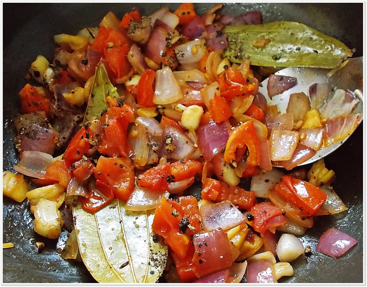 garlic, onion, tomatoes, bay leaves, ground peppercorn