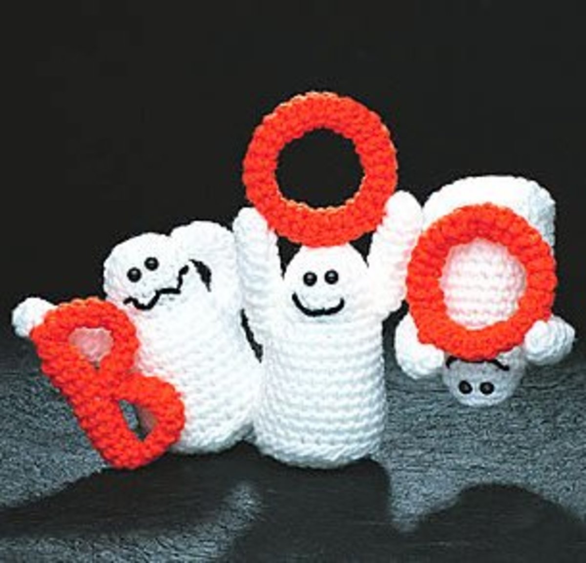 Free crochet pattern amigurumi Halloween ghosts.