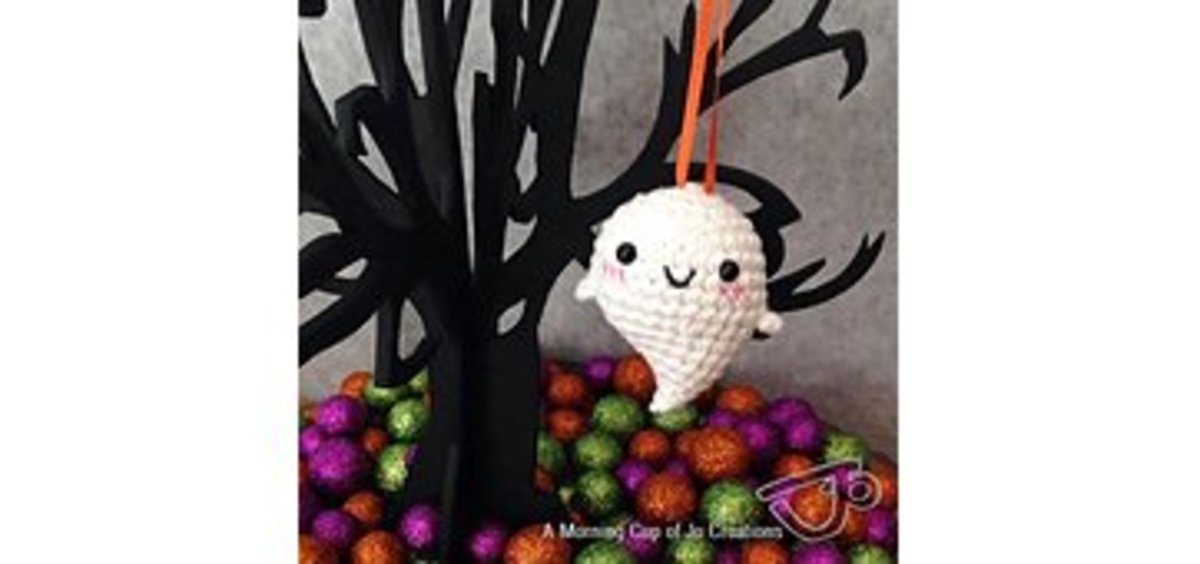 Free crochet pattern amigurumi Halloween ghosts.