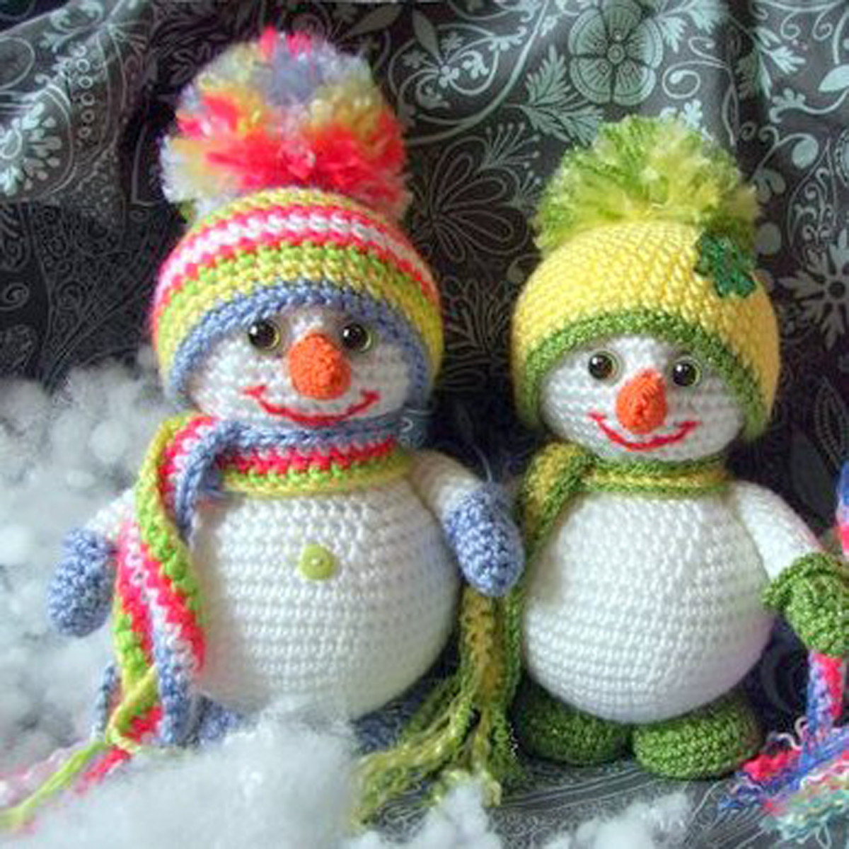 Free crochet pattern for Christmas amigurumi snowman.