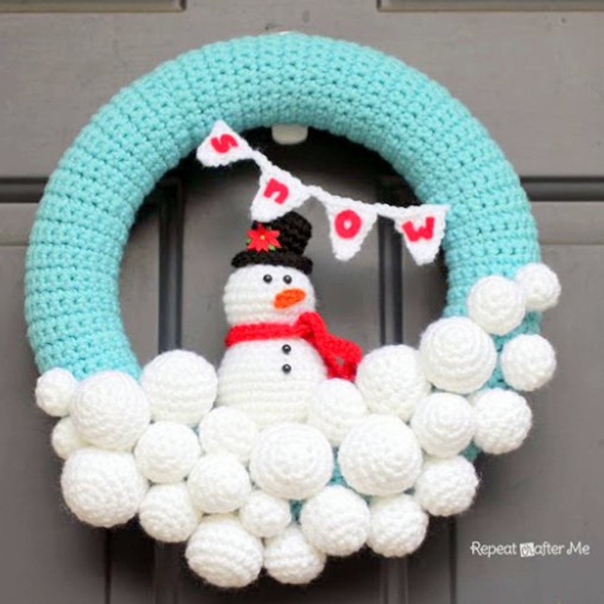 Free pattern for crocheted snowball winter snowman wreath.