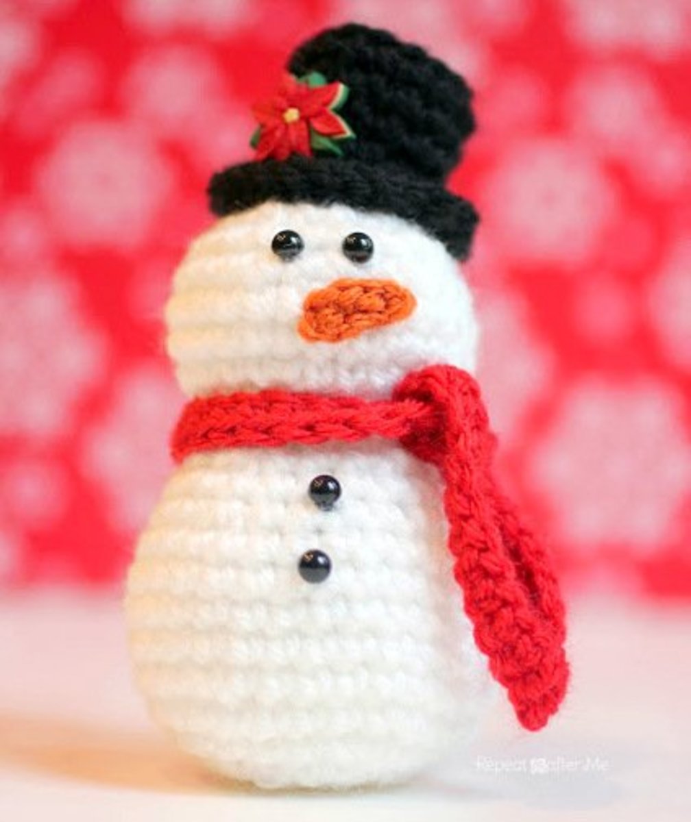 Free crochet pattern amigurumi snowman.