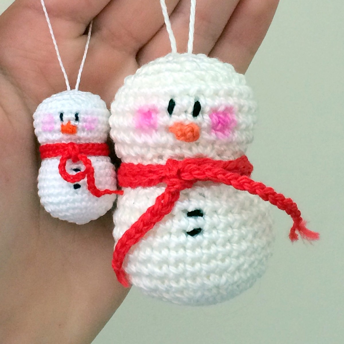 Free crochet pattern amigurumi snowman ornament.