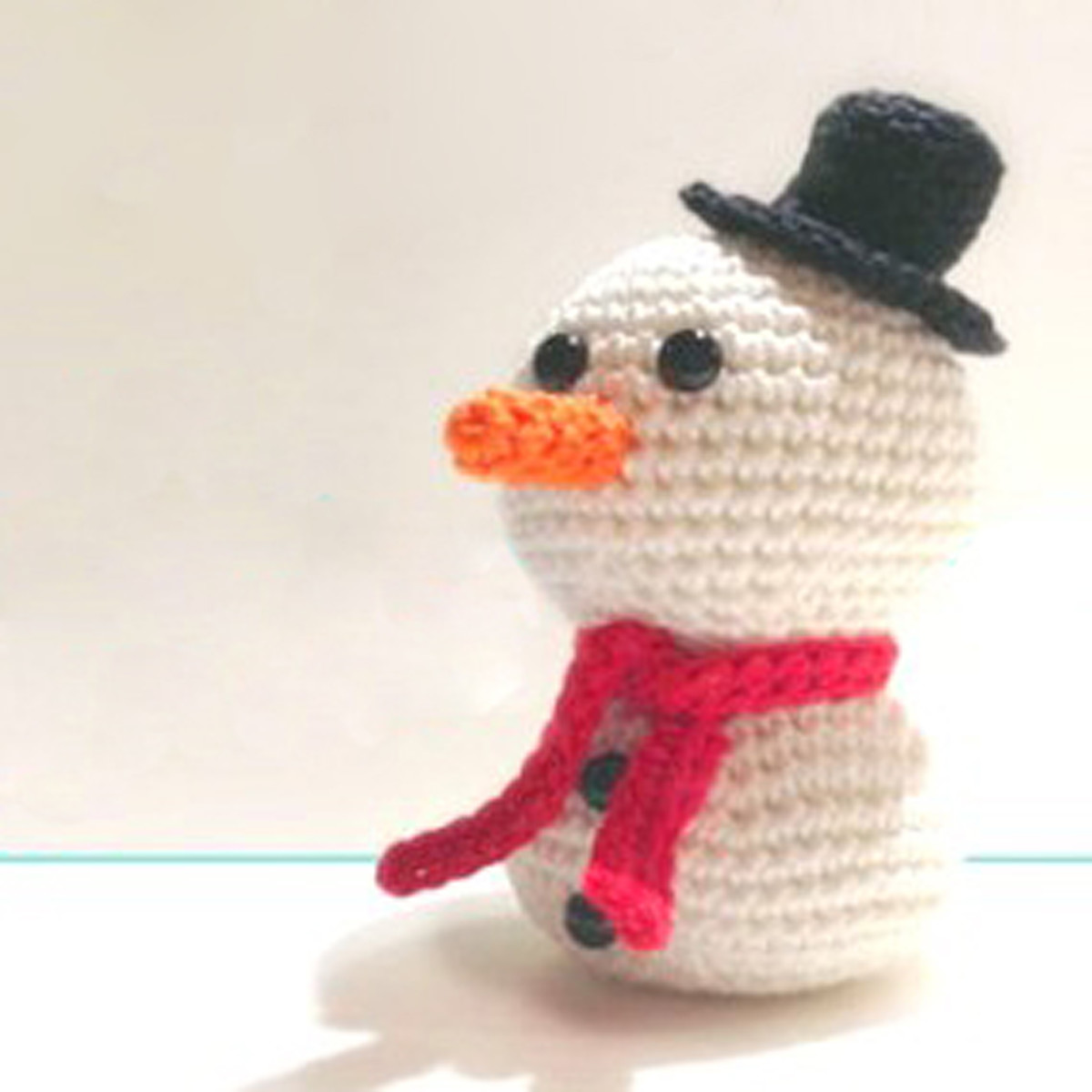 Free crochet pattern amigurumi Christmas snowman.