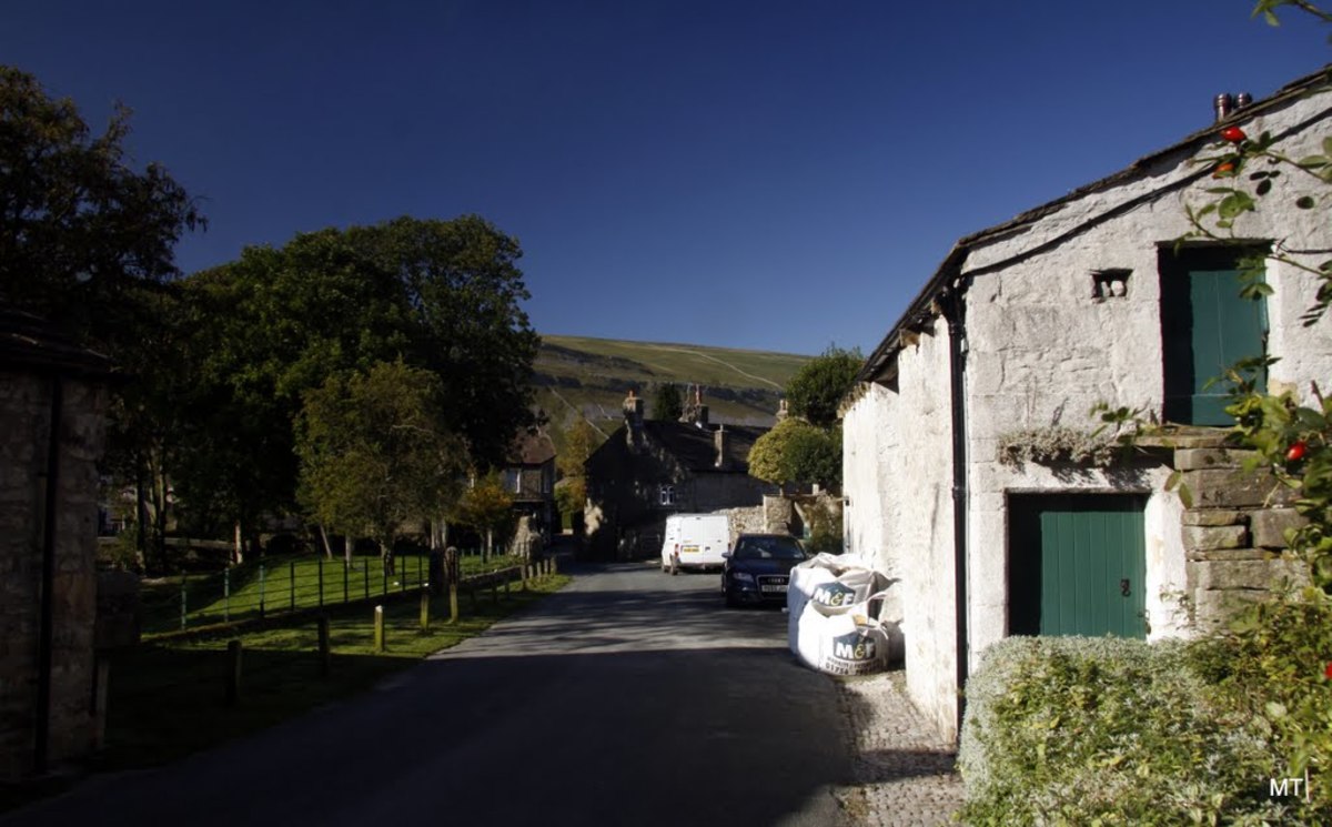 Middle Lane, Kettlewell with a view up to the dalehead. fancy a property? Got half a million pounds to spare? Dales living isn't cheap but don't buy here with the intention of just using it for a couple of weeks a year. or that'll kill off the place