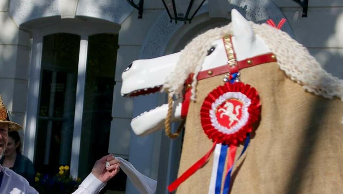English Folk Traditions - Hoodening and the Hooden Horse in Kent