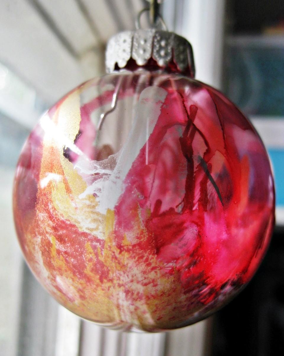 You can create stunning alcohol ink Christmas ornaments 