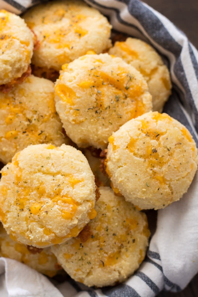 Cheddar Garlic Keto Biscuits- low carb Red Lobster copycat by maebells.com