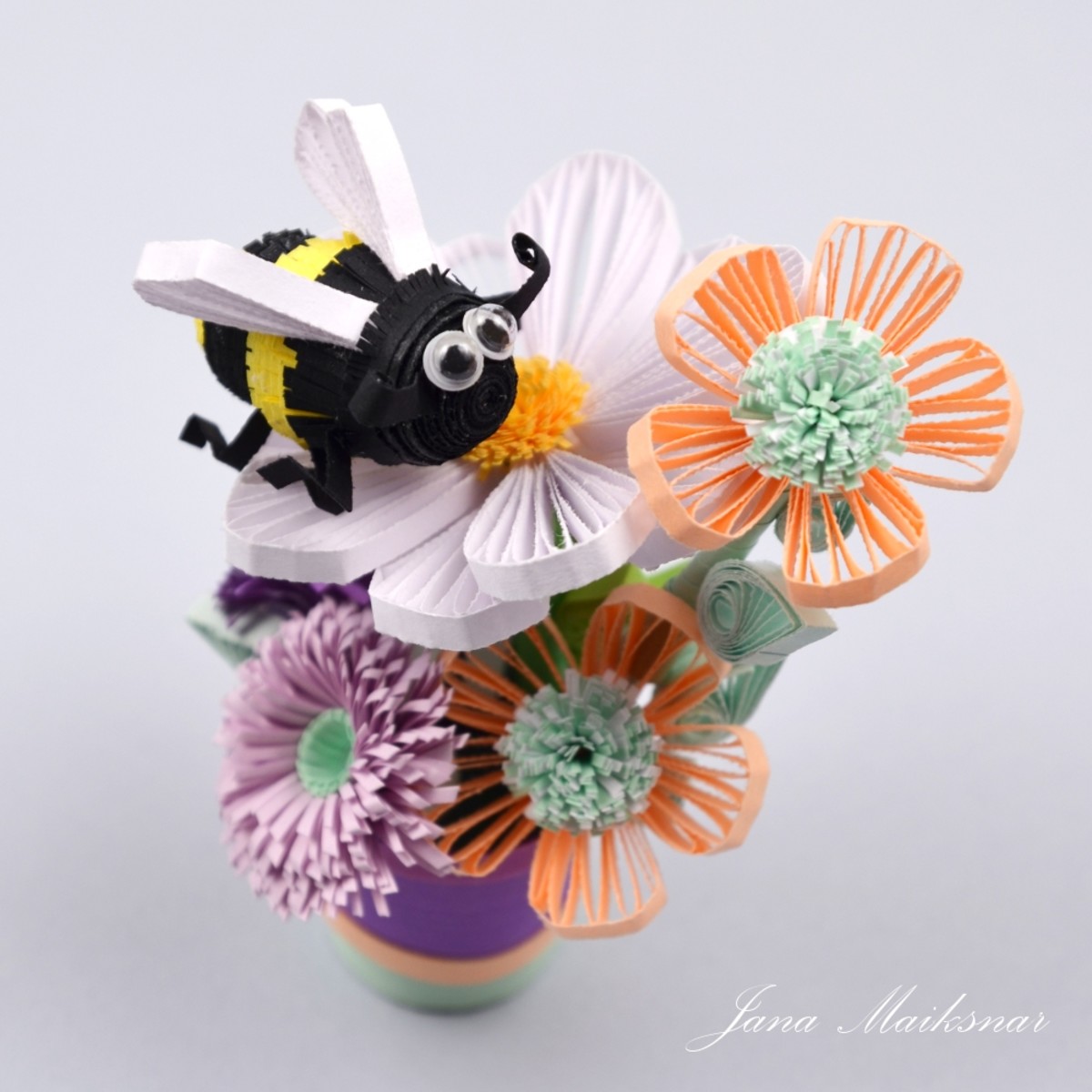 Beautiful quilling bouquet and bee.  Photo by Vcelka kvet