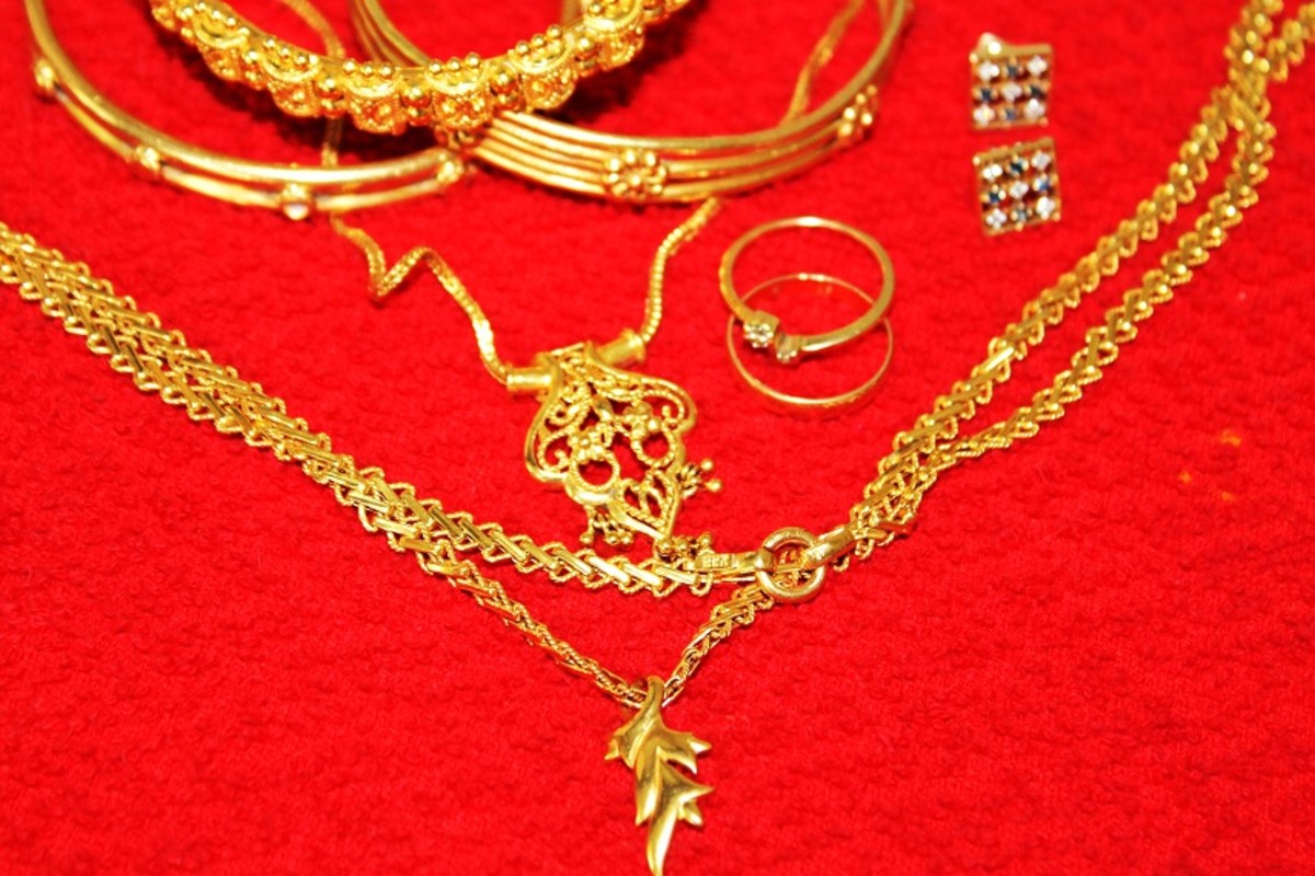 How to clean gold jewelry