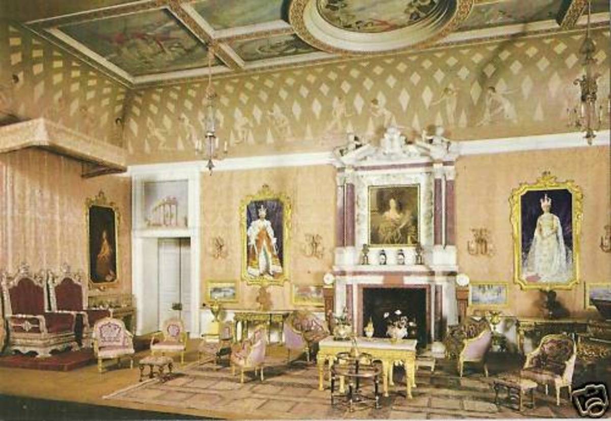 A drawingroom within the dollhouse. Note the fabulous decorative ceiling