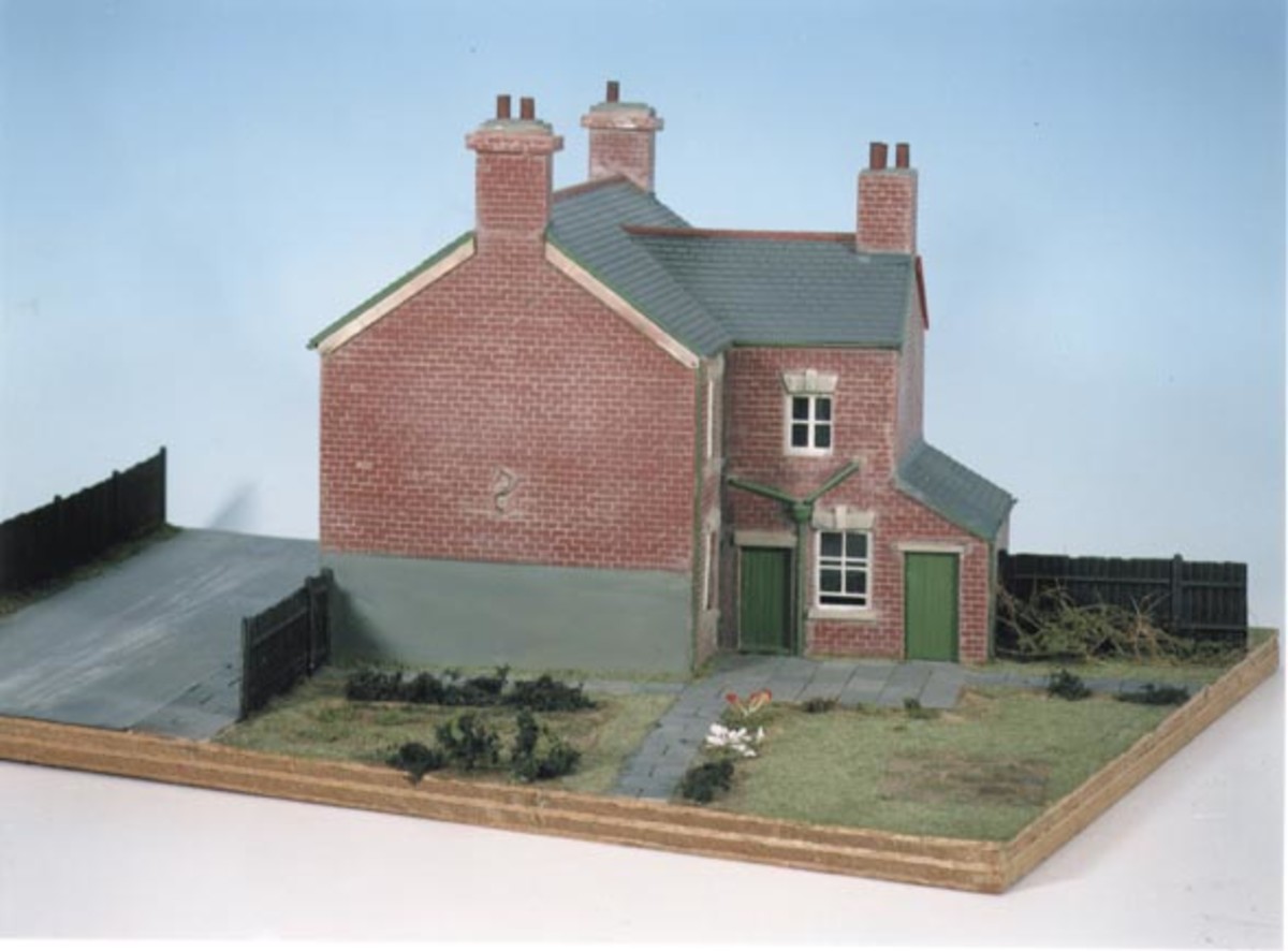 WWS Scratch Aid Buildings Low Relief Double House Front Railway