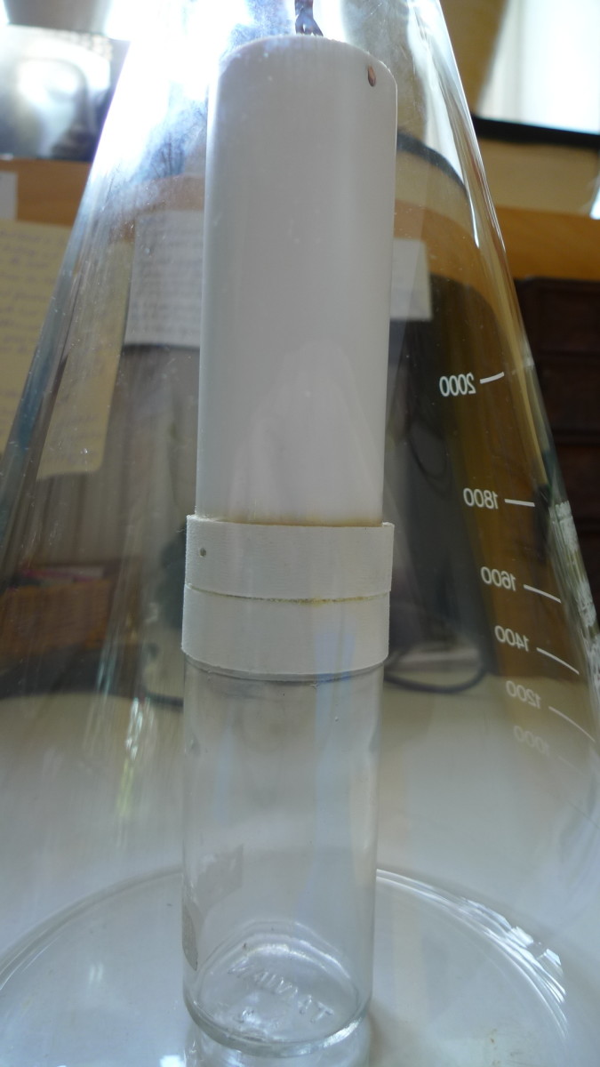 The sample container and the extract container are connected to eachother. The extract container can be screwed off. The extract container may not touch the bottom of the Erlenmeyer flask. 