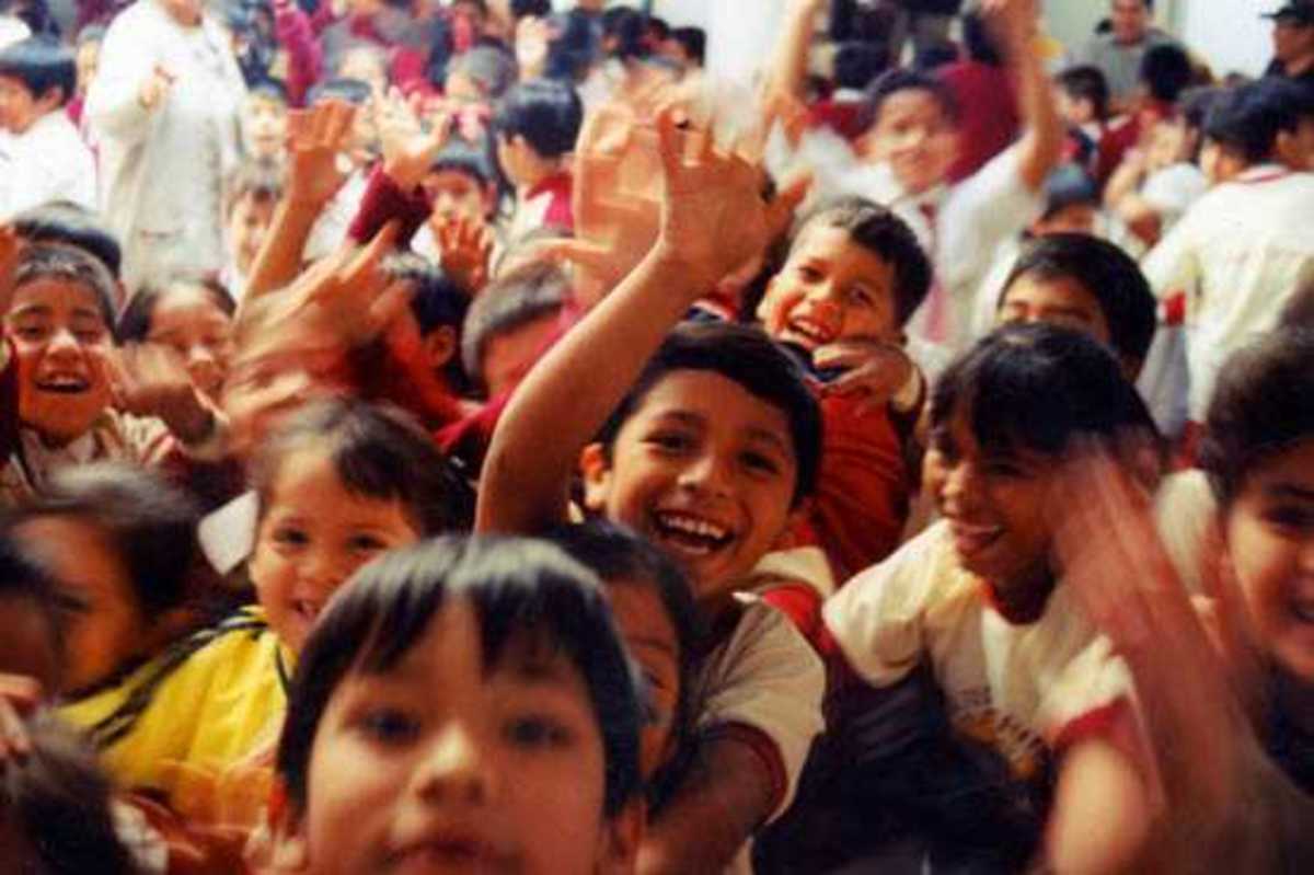 CHILDREN IN PERU
