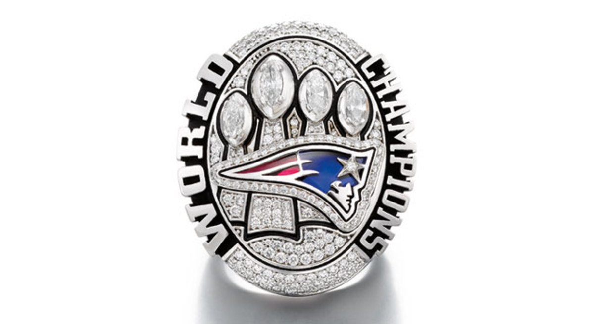 Super Bowl New England surrounded by 44 pavé-set round diamonds. The words WORLD CHAMPIONS flank the ring top and 143 additional round diamonds are pavé-set to complete this uniquely shaped ring. The right side features the season’s motto DO YOUR JOB