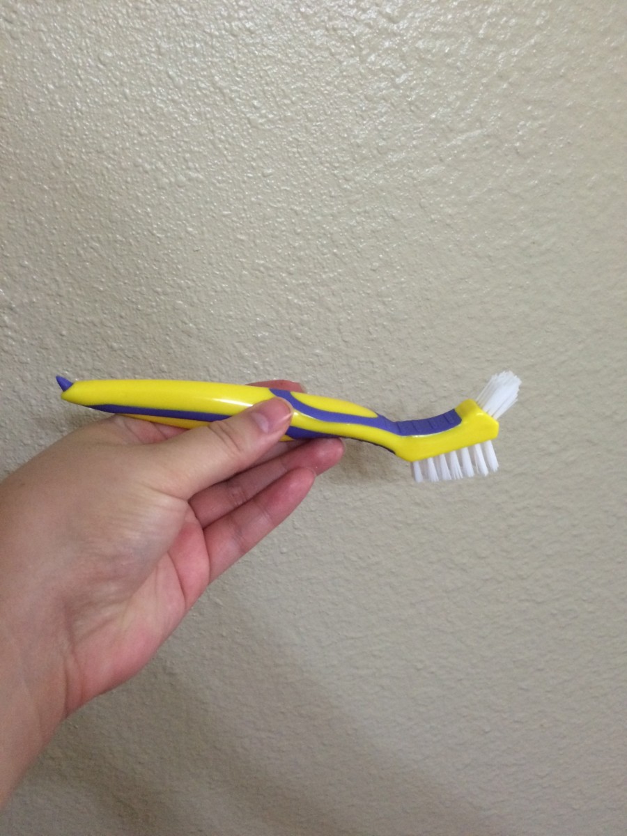 The toothbrush I use to brush my dentures (very different from my old one).