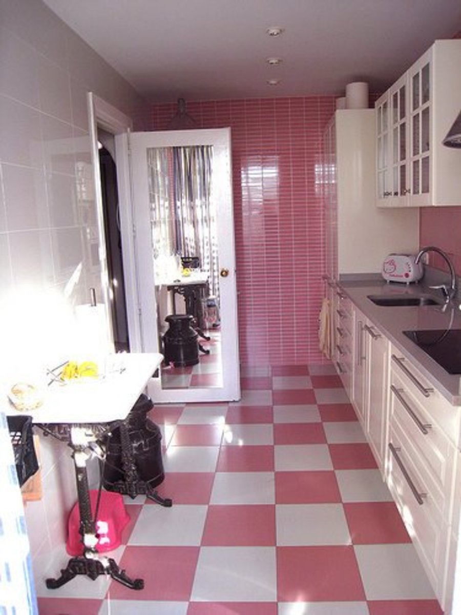 Розовая плитка на кухне