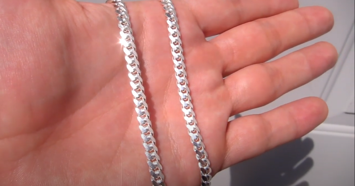 ▲ A 5mm wide silver chain