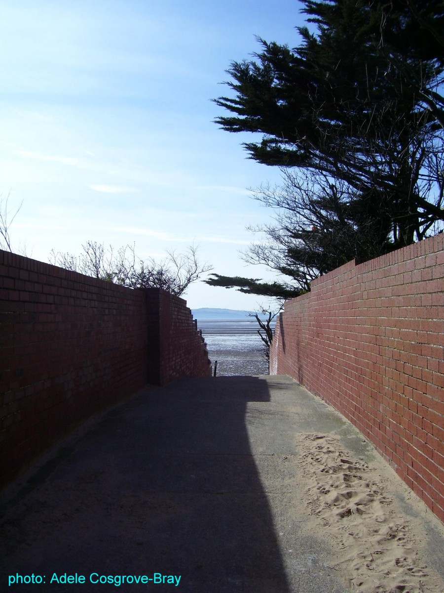 Passage to West Kirby beach at the end of Lingdale Road.