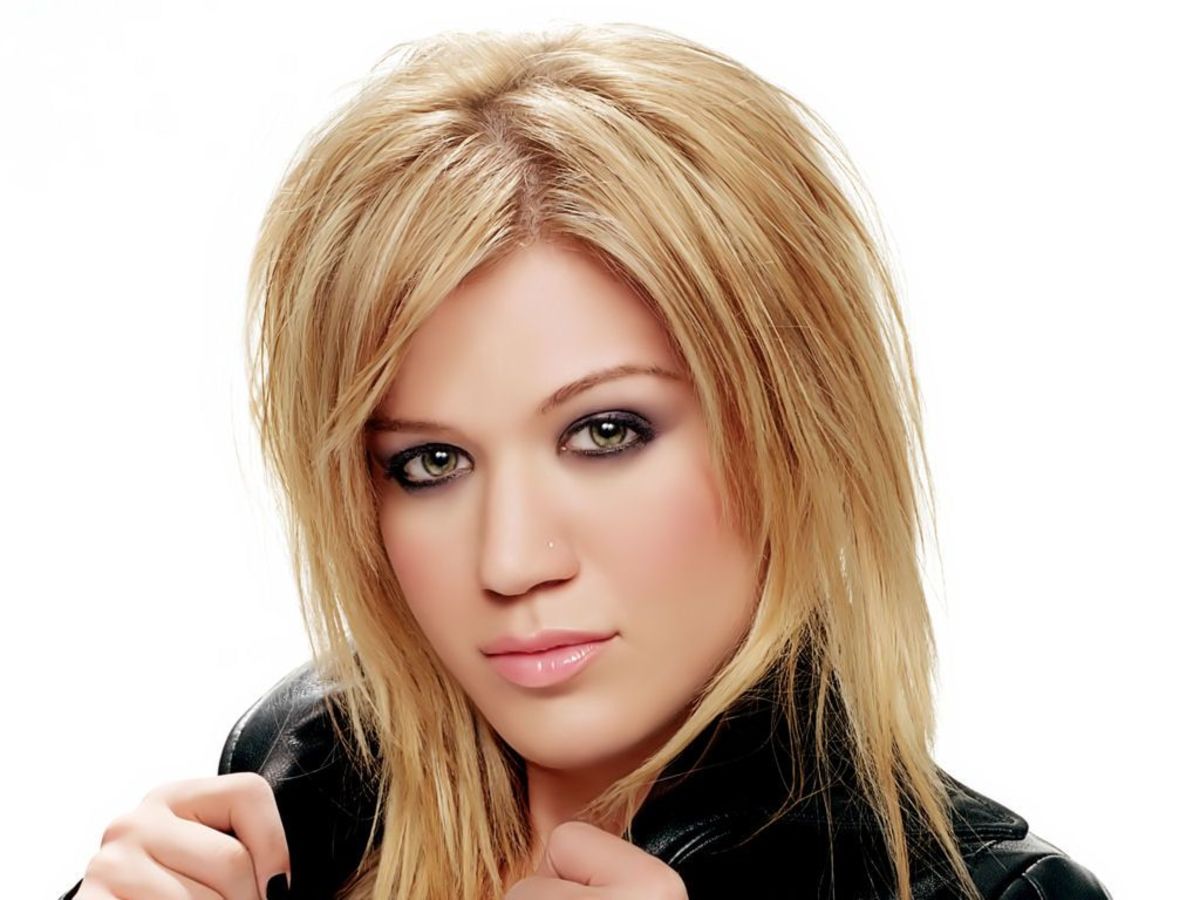 Kelly Clarkson with her blonde hair and hazel eyes