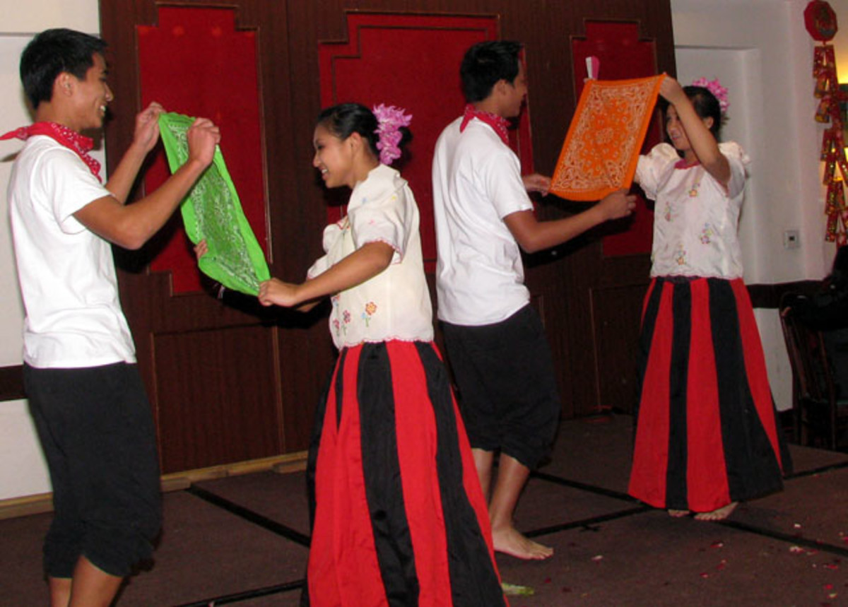 Here is a group of dancers showing the traditional costumes and props for the cariñosa.