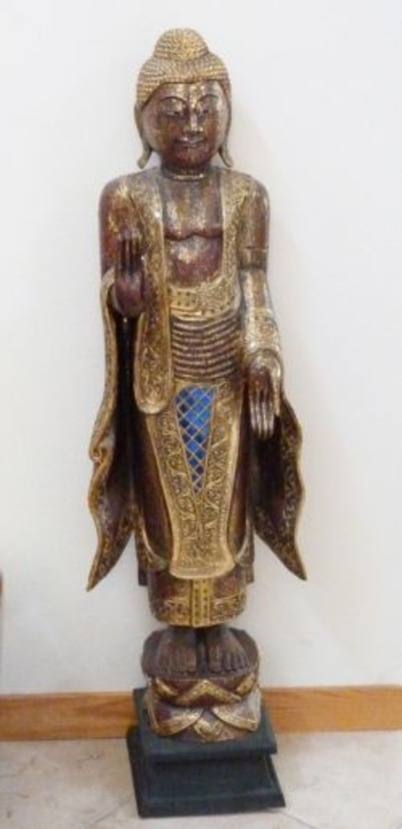 A standing buddha portraying the Abhaya Mudra hand gesture.