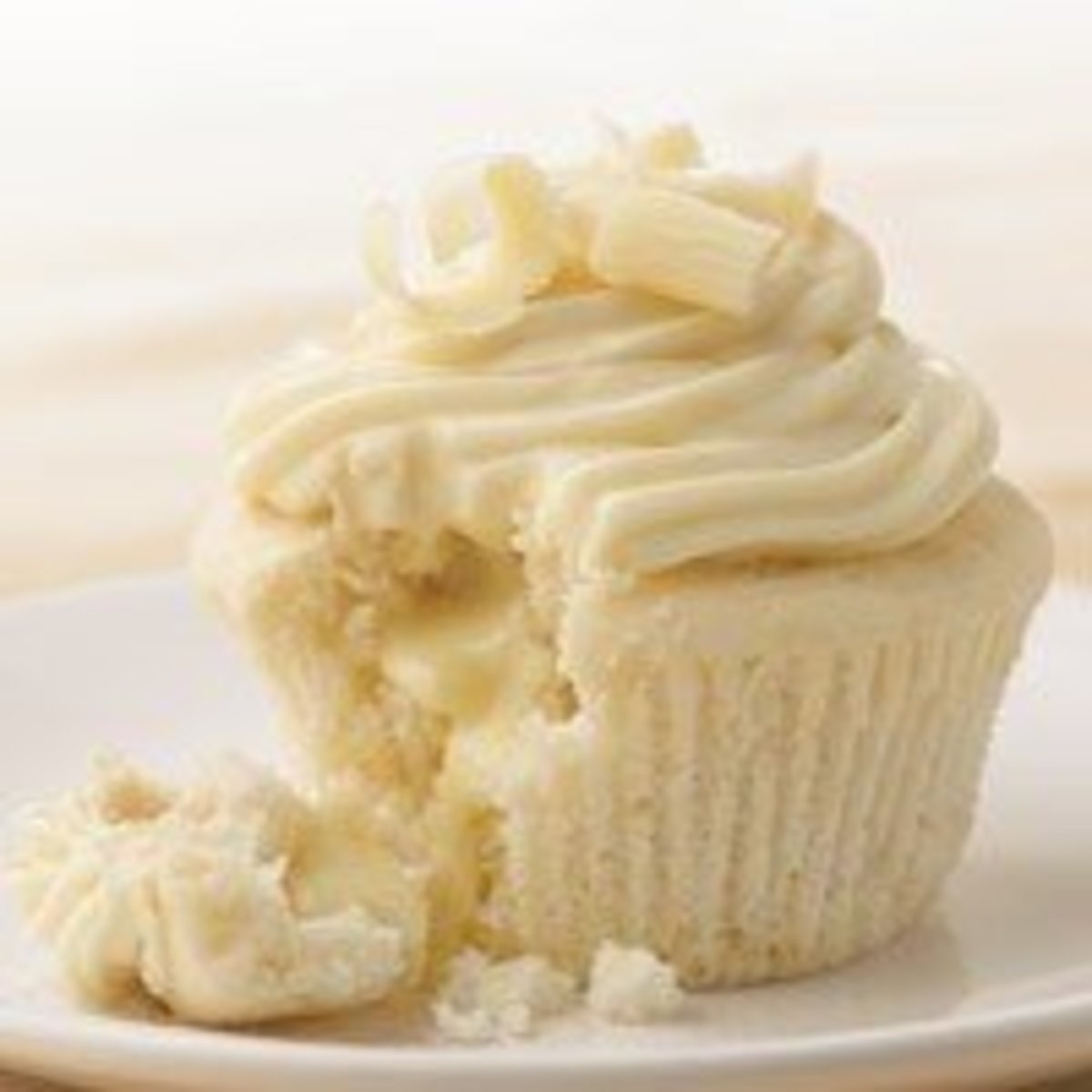 white-chocolate-cupcakes-with-lindor-truffle