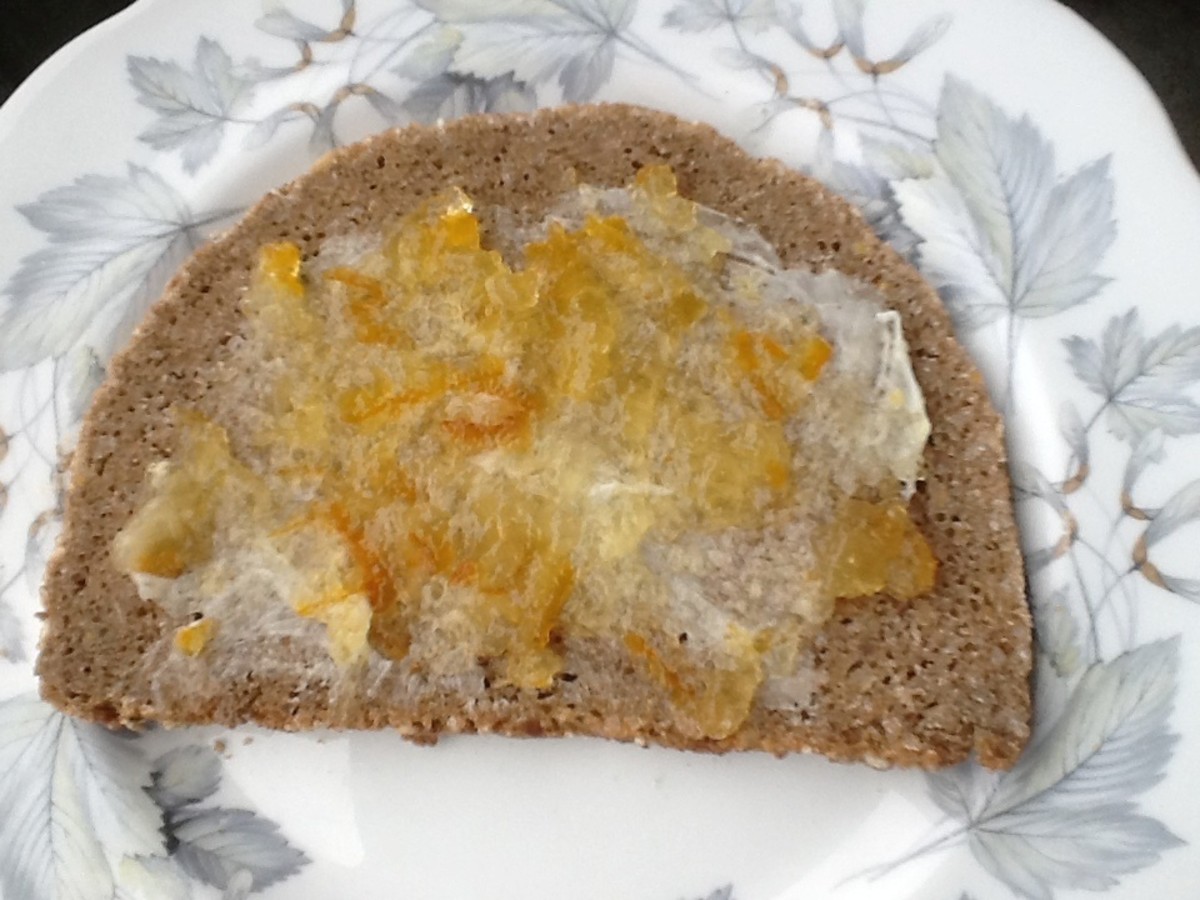 Dark rye bread and marmalade