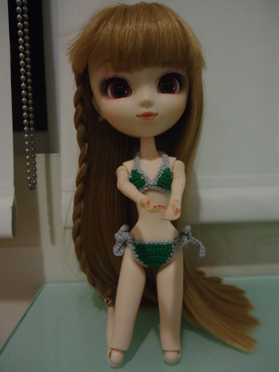 Pullip playing beach volleyball.