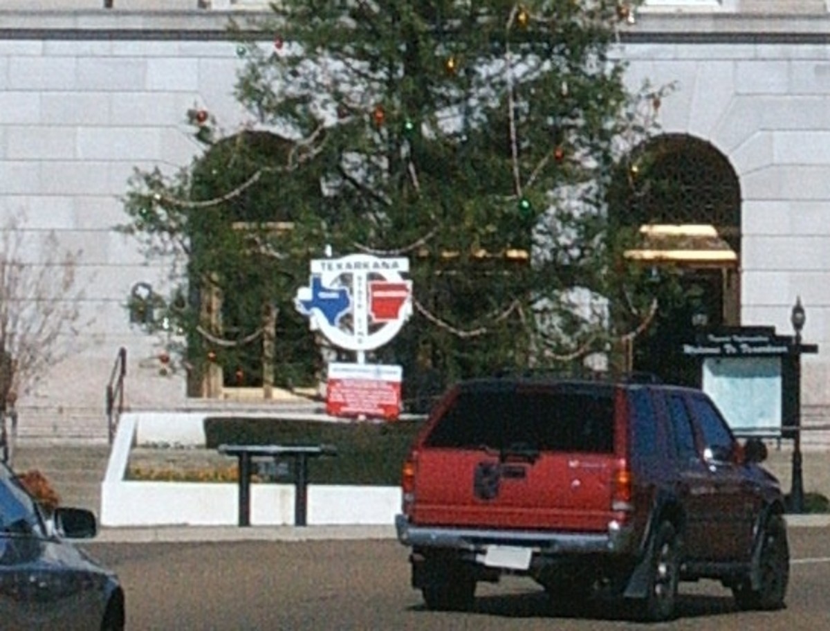 The state building, which houses a Post Office and a courthouse, divided by the Texas-Arkansas State line. Many visitors come here to have their picture taken while standing with one foot in Texas and the other in Arkansas.