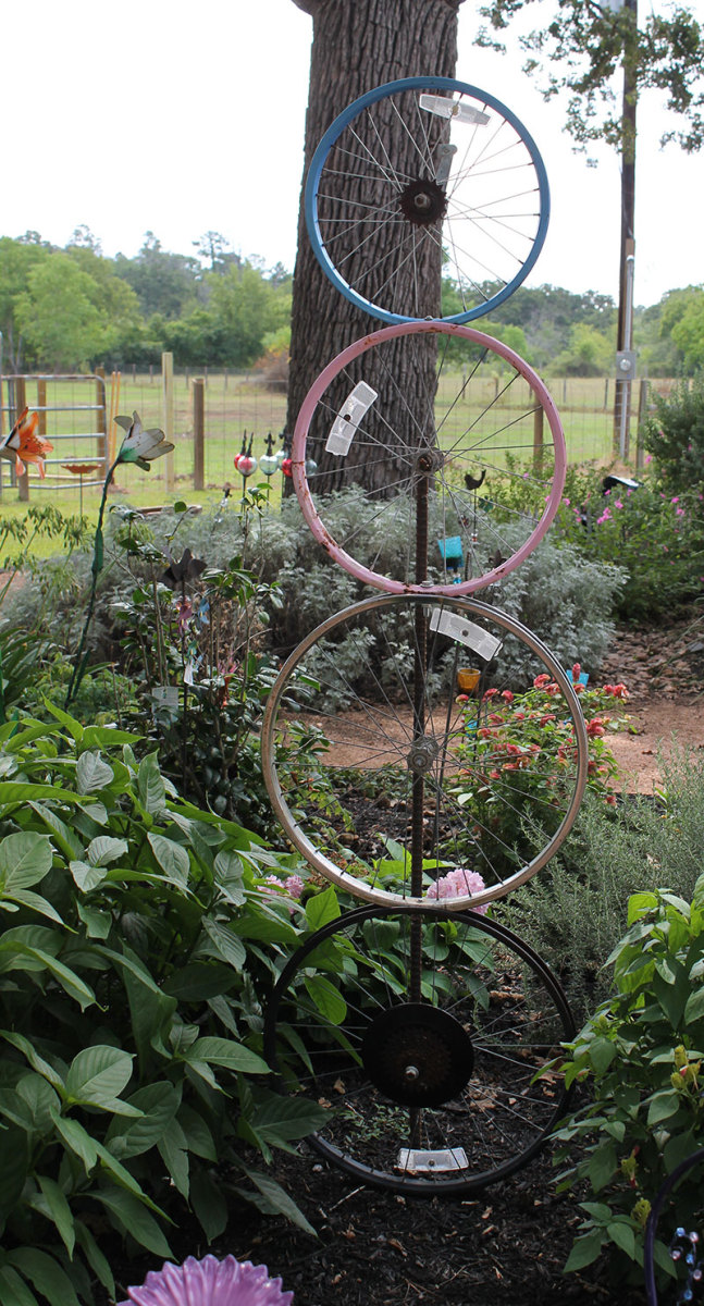 wacky-creative-garden-art-blending-junk-and-vintage-items-into-tasteful-garden-decor