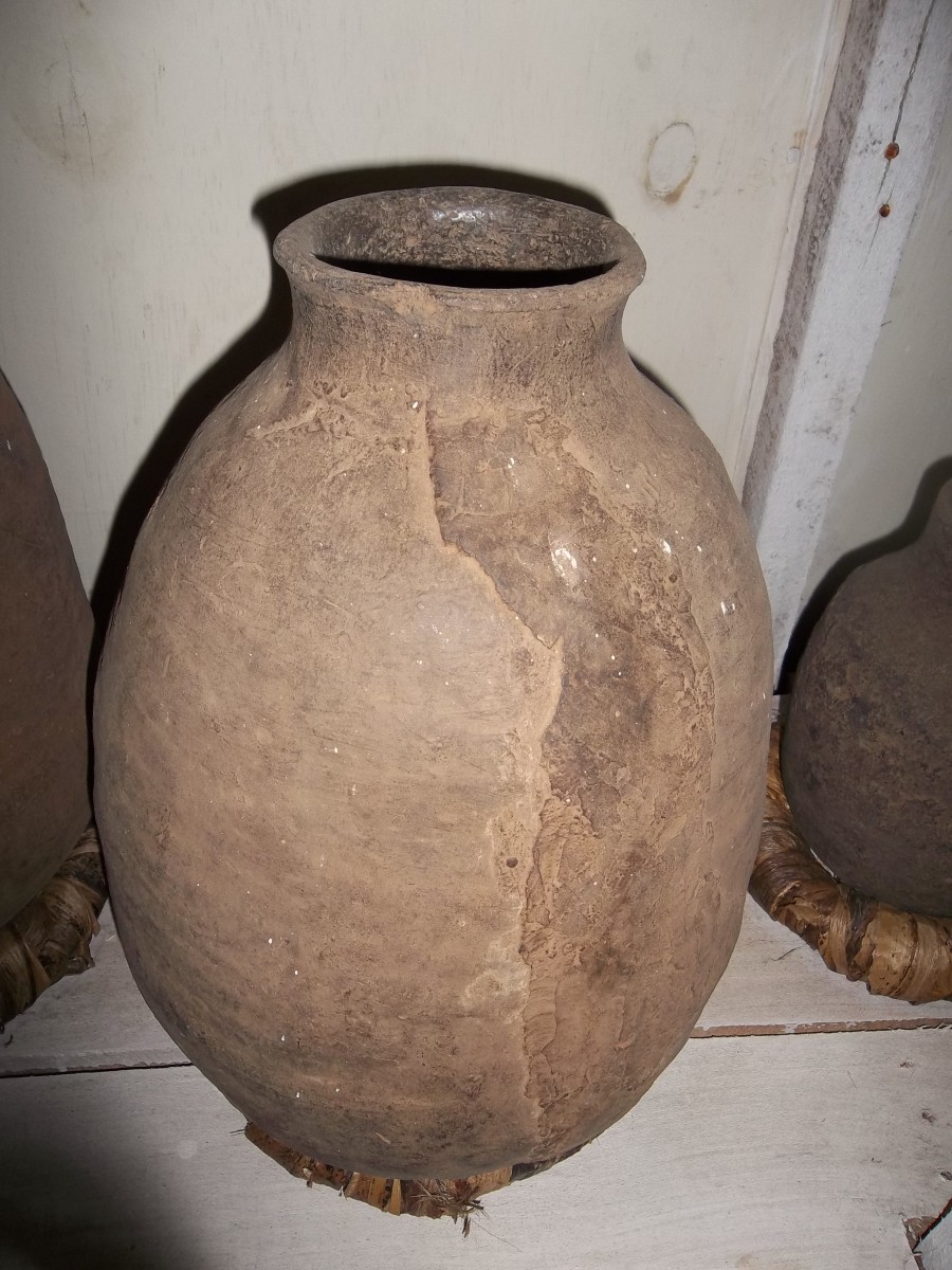 A clay pot - these have been replaced by aluminium pots and pans A clay pot - these have been replaced by aluminium pots and pans