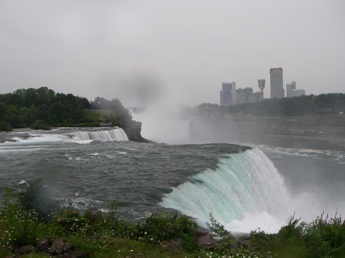 American Falls at our footstep with Horseshoe Falls and the buildings on the Canadian side in the far background.