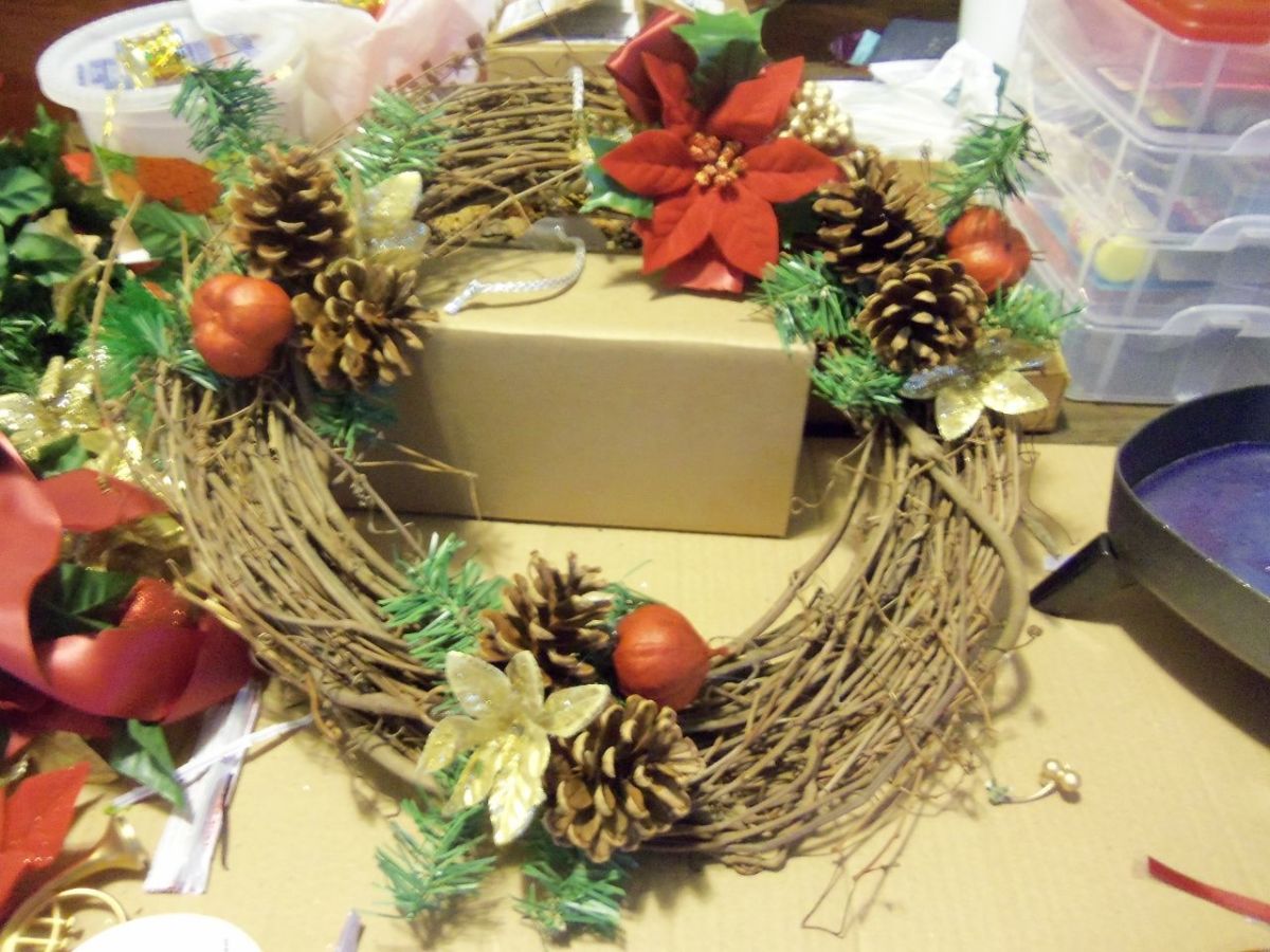 christmas-cinnamon-pinecone-wreath