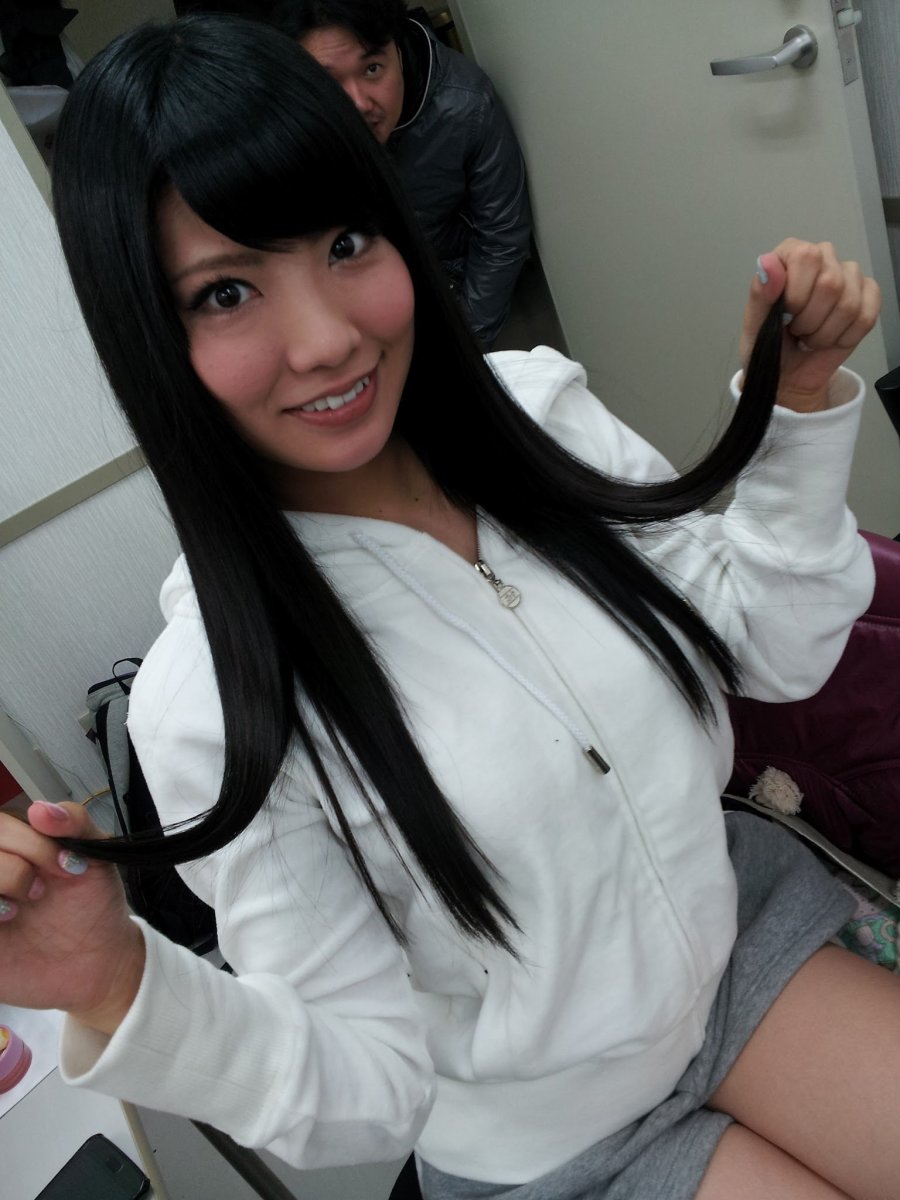 Asuka Kuramochi fixing her hair?