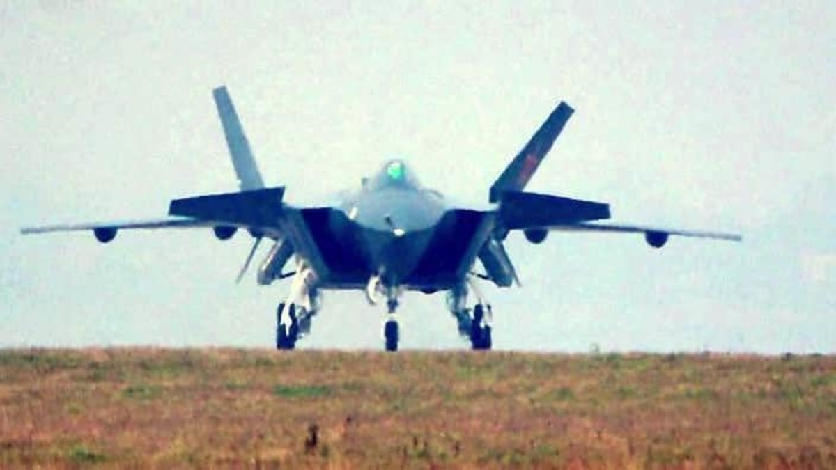 The front profile of the J-20 resembles the F-22.