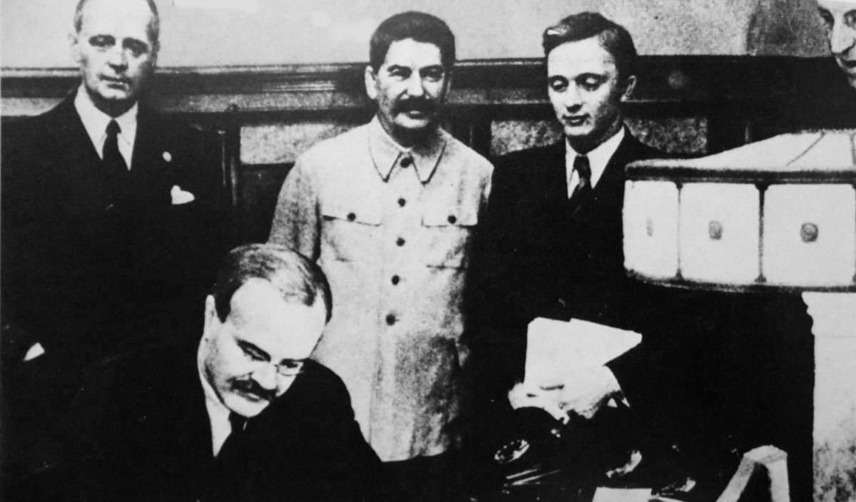 hitler-and-stalin-two-fanatical-and-ideological-opposed-leaders-and-their-psychology