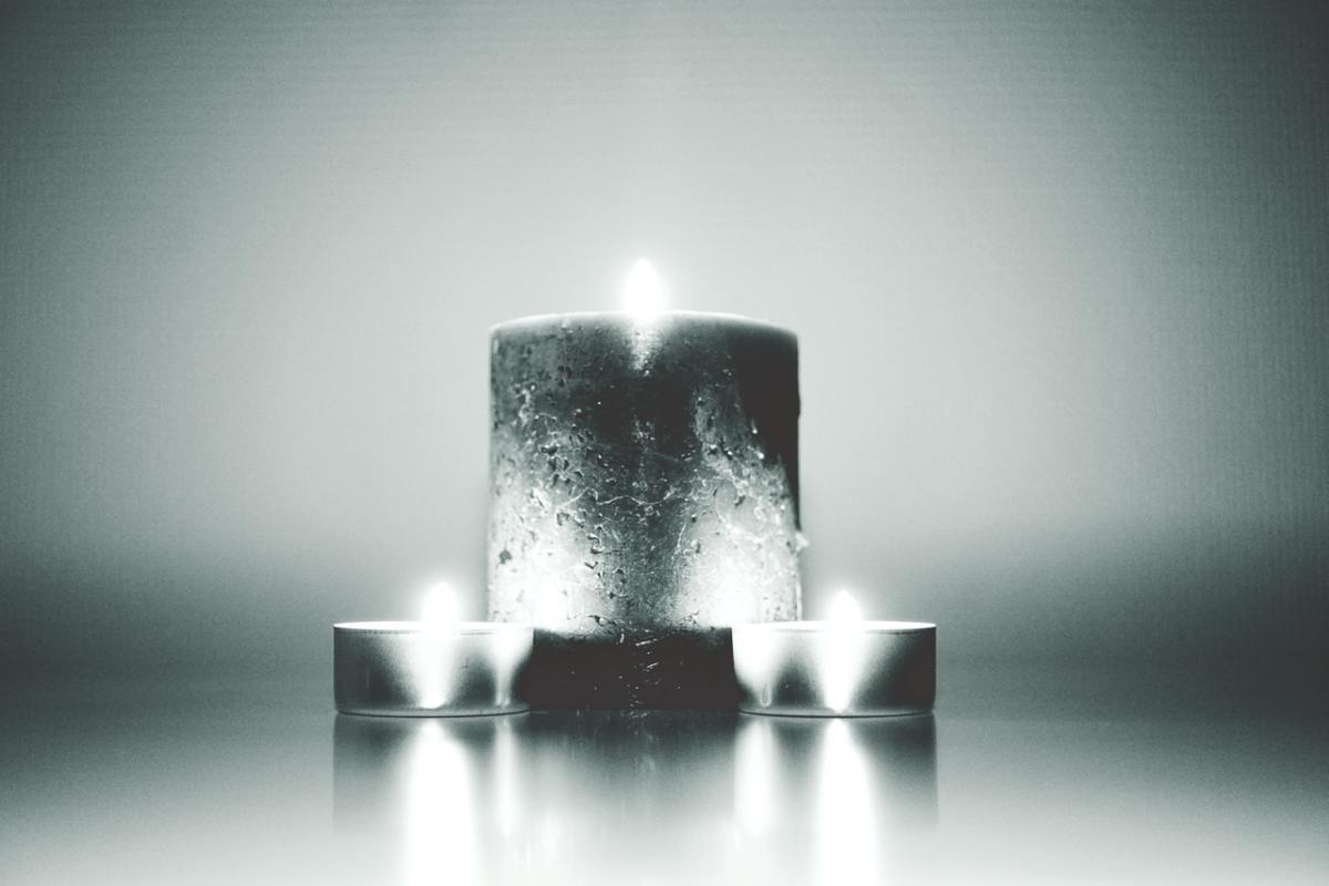 黑蜡烛可以用来召唤权力、金钱、能量等等。