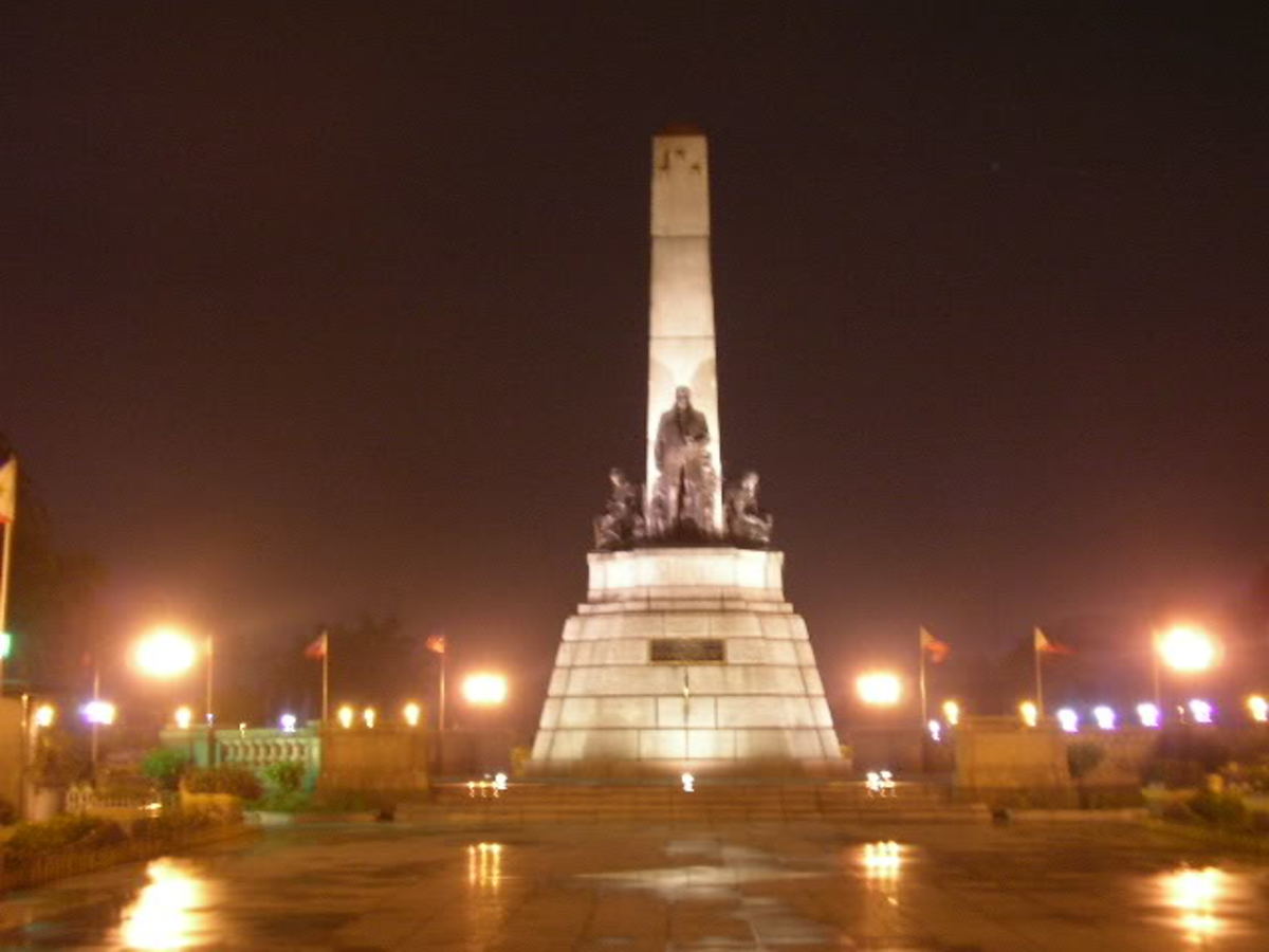Rizal Monument at Night