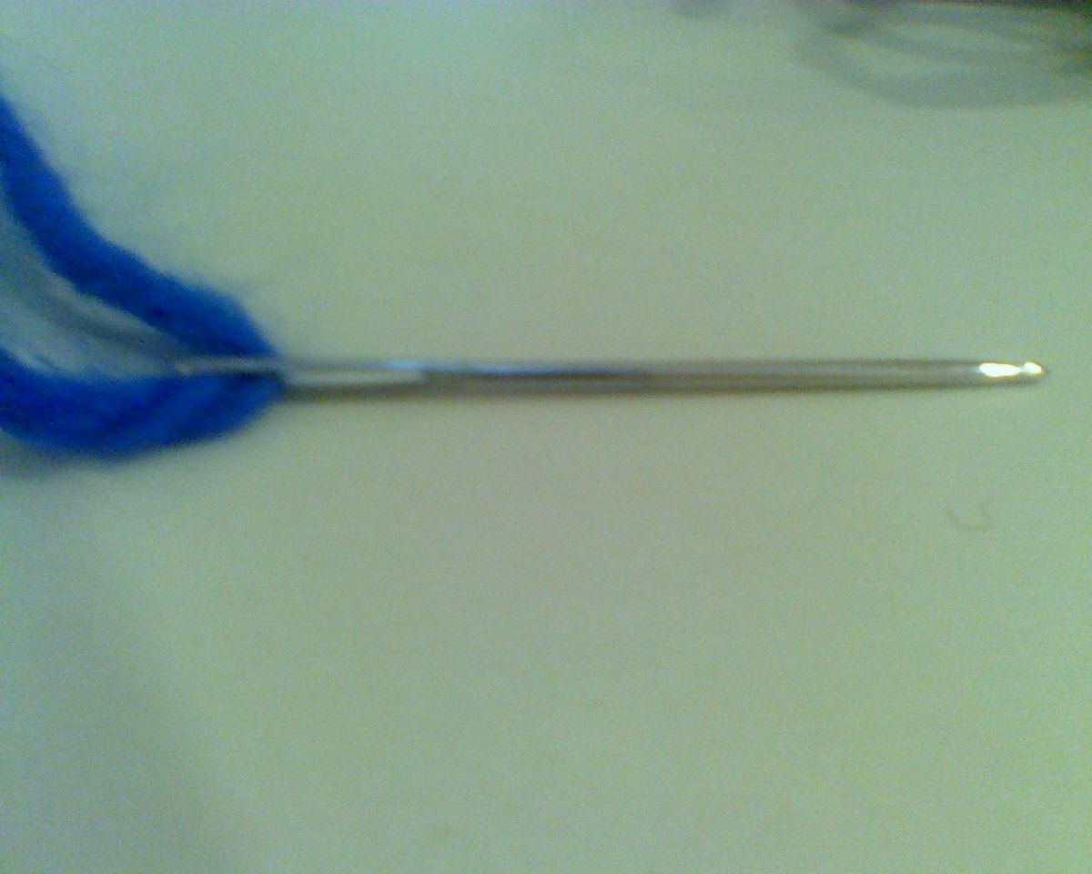 A tapestry needle threaded with yarn