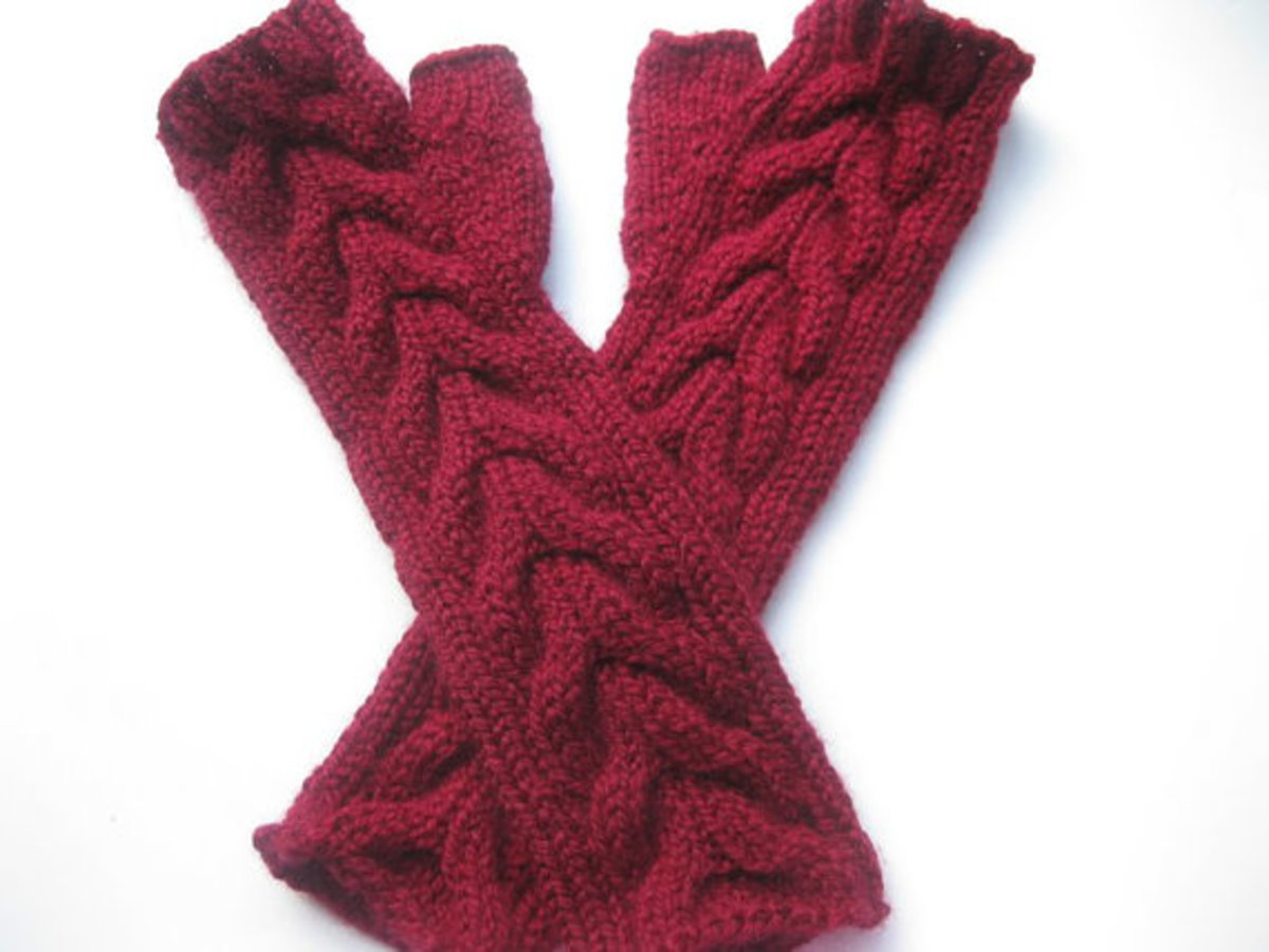 Horseshoe Cable Fingerless Knit Gloves