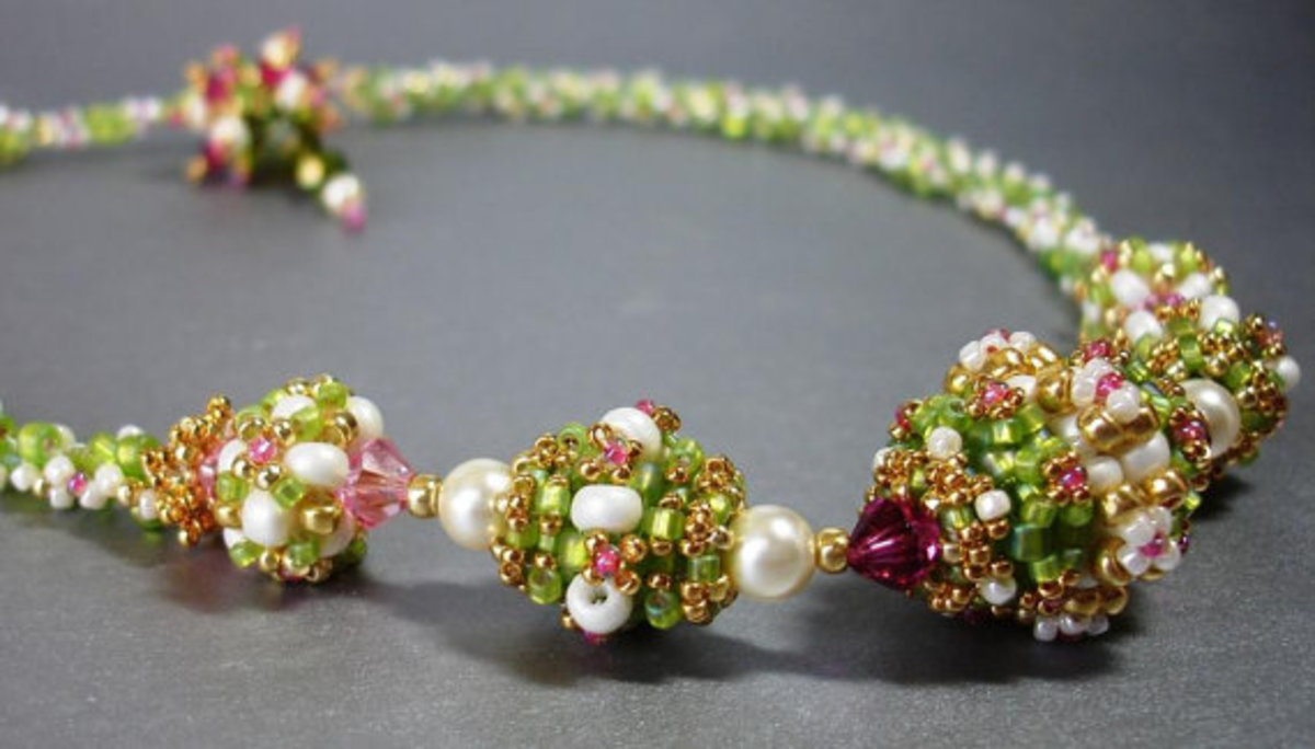 This color combination and beading style is so elegant.